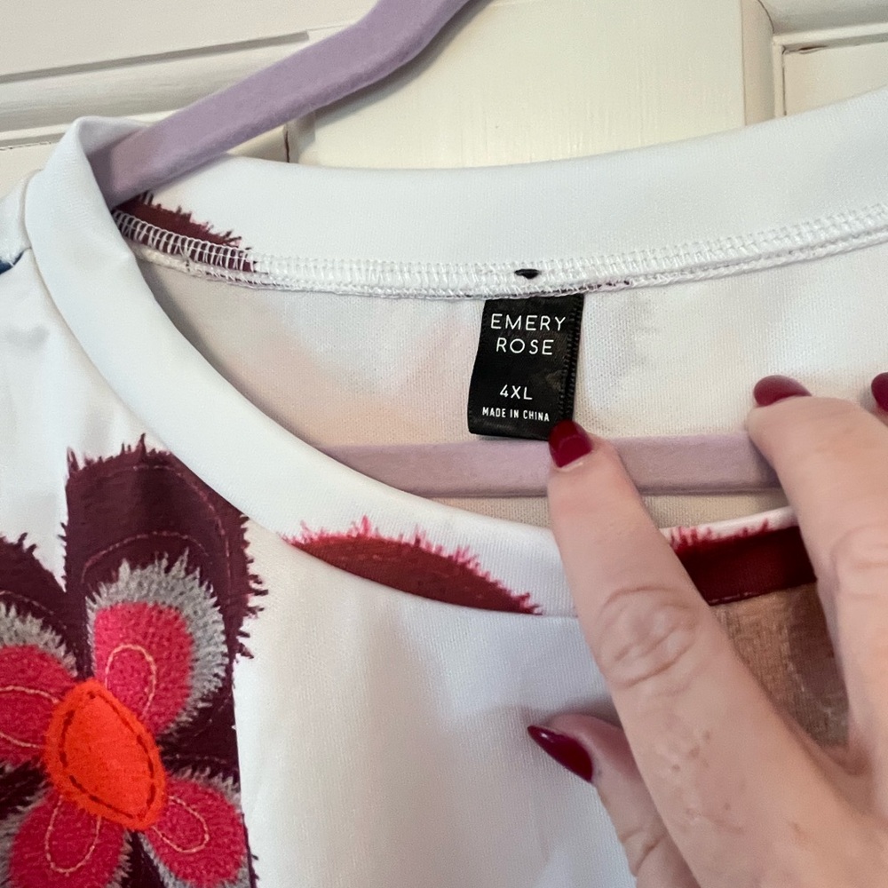 Emery Rose Floral Print polyester top. - Picture 2 of 4